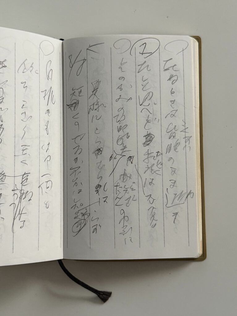 河野裕子さんが病床で書いた創作メモ。（撮影：文藝春秋）