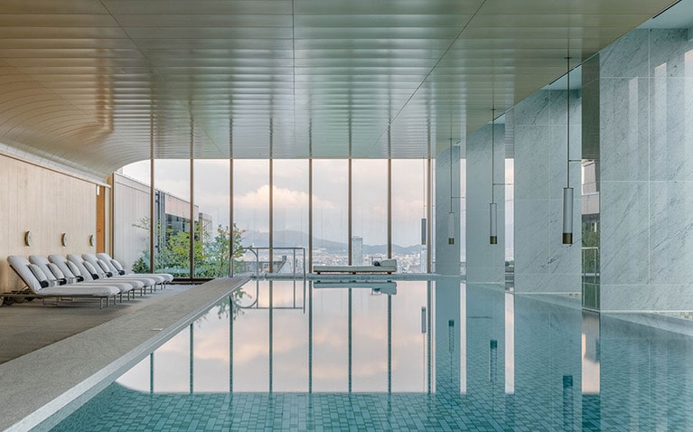 屋内プールの利用時間は6:30～22:30、料金は3,795円（税・サ込）。※プール利用は宿泊者もしくはデイスパ（宿泊なし、トリートメントのみ）利用者限定。