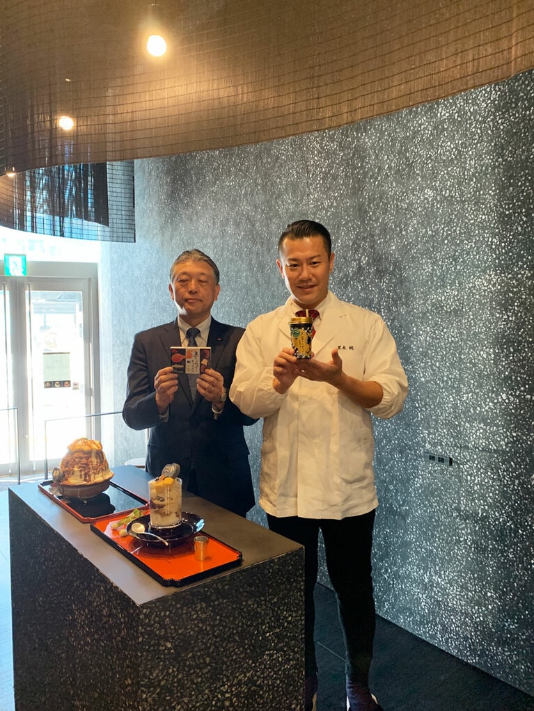 日本料理「くろぎ」のご主人・黒木純さんと森永乳業の執行役員兵藤仁志さん。