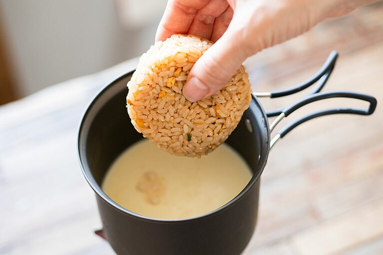 おにぎりはまるごと投入してほぐす。