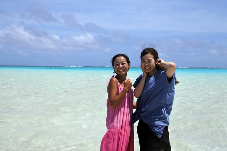 幻のビーチが現れようが現れまいが関係なく、その美しさに思わず、笑顔満開に。百合ヶ浜で出会った塩川さんと高橋さん。