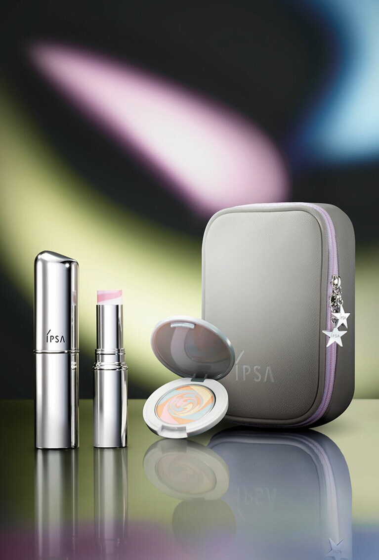 「ホリデーキット」 6,900円(限定発売)。セット内容：キャッチライトスティック 5g(現品)、ザ・タイムR　デイエッセンススティック 9.5g(現品)、コントロールパウダー 2.2g SPF15  PA++(特製サイズ パフ付き)、オリジナルポーチ。