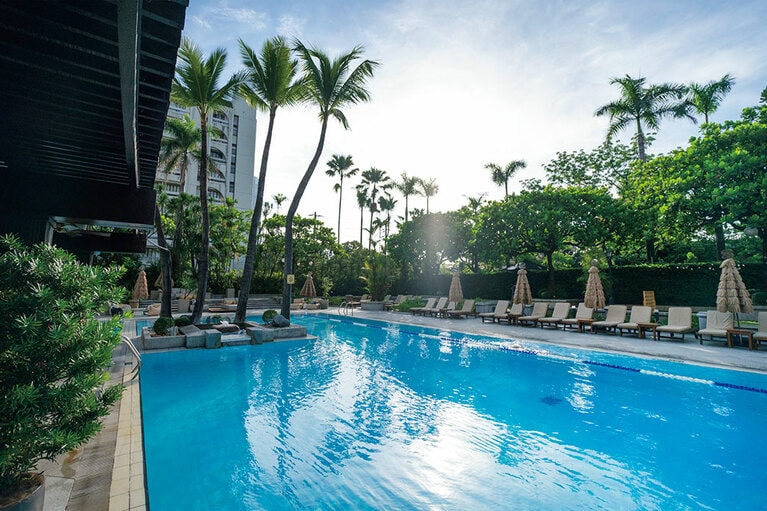 異国情緒漂う植物に囲まれた「ザ・プール」。