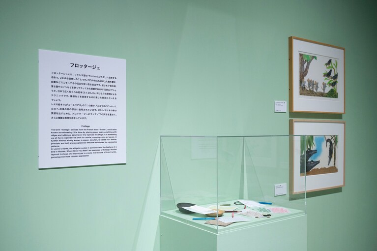 フロッタージュの説明と、使われた道具の展示。「レオ・レオーニの絵本づくり展」展示風景、ヒカリエホール、2025年