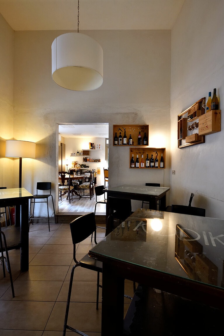 食材店の奥にあるレストラン。