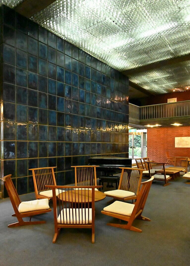 【麻布十番】東京さぬき倶楽部。ロビーの椅子は20世紀を代表する家具デザイナー、ジョージ ナカシマのもの。