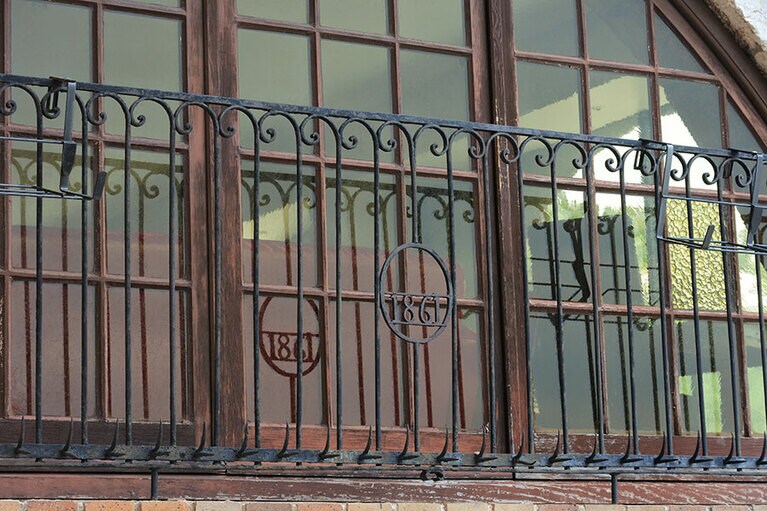 町はずれの北側にビーチもあります。100年前、200年前の建物が現役で使われています。