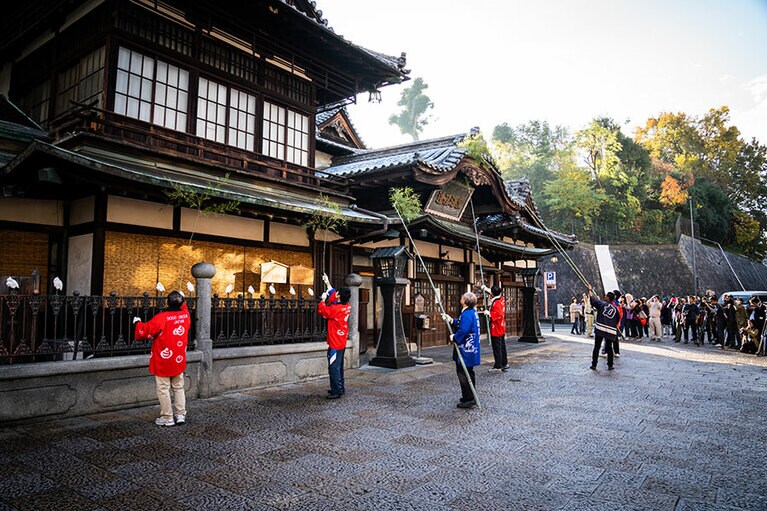 【愛媛県】道後温泉本館 すす払い。