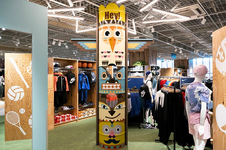 キッズスペースの中央に立っているのは、アルペンアウトドアーズのシンボル・トーテムポール。