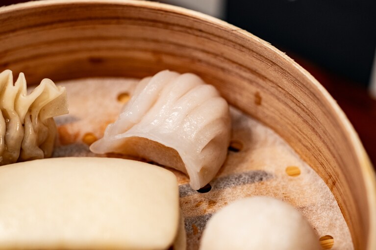 ぷるんとした皮でプリプリのエビあんを包んだエビ餃子。