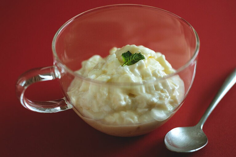 豆腐レアチーズケーキ。レアチーズケーキと豆腐を混ぜるとあっさりと、食べやすくなる。