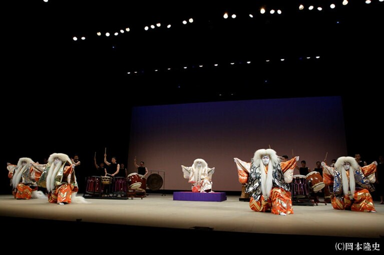 『石橋』の後シテ。中央にある紫色の山台の上にいるのが玉三郎さんが演じる獅子の精。歌舞伎よりも後シテの人数が多く、この人数で行われる毛振りは圧巻だ。