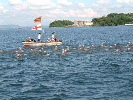 東京湾での遠泳訓練（本人提供）