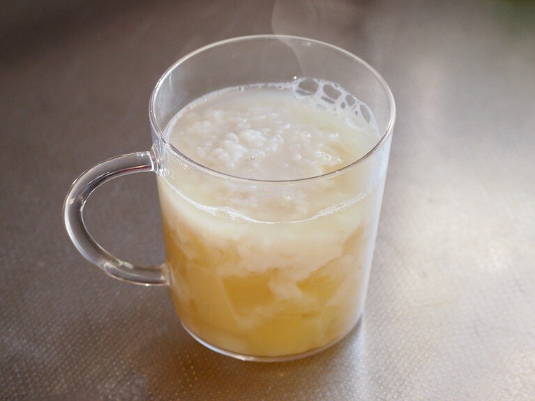 温めた甘酒を注ぐ。