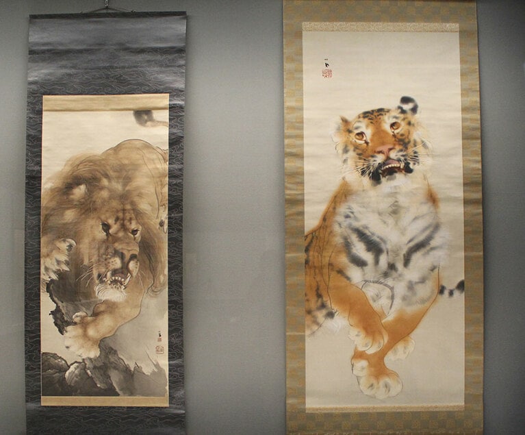 近代の京都画壇を代表する竹内栖鳳の描く虎とライオンは、ふわふわの毛の表現が特徴。虎のあどけない表情や小さなしっぽは、ネコのような可愛さ。