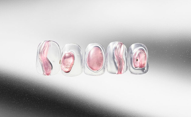 透明感のある立体デザイン。