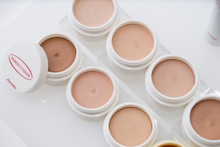 「パーフェクトカバー」のクリームファンデーション。病気や治療による肌の色変化、やけど・傷跡のほか、あざや白斑など通常のファンデーションではカバーしづらい肌の色悩みや凹凸を、光を応用した独自技術によって自然にカバーする。