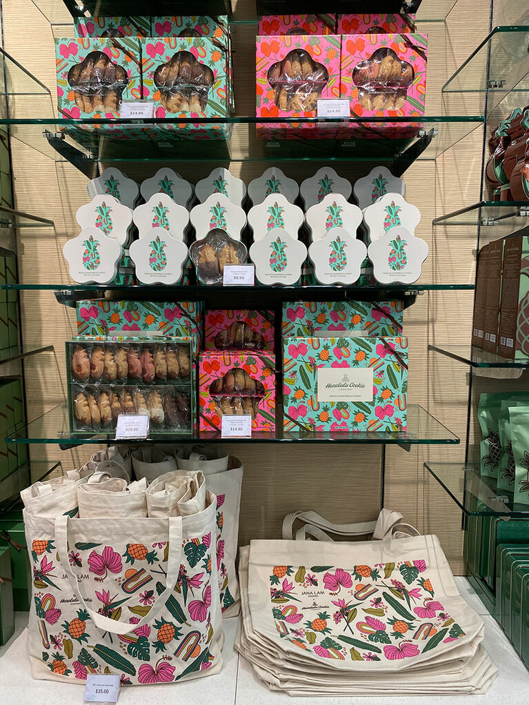 コラボデザインがプリントされたトート35ドルも販売中。