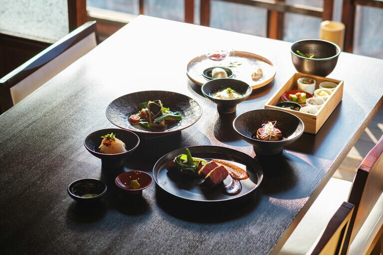 【NIPPONIA HOTEL 竹原 製塩町】瀬戸内の魚介、絶品の垰下(たおした)牛など、地元の旨みたっぷりのディナーコース。1名 5,000円～。