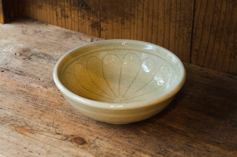 栗原さんお気に入りの一品、瀬戸本業窯の中鉢。「手なじみがよくて、日頃よく使っているうつわのひとつです」。