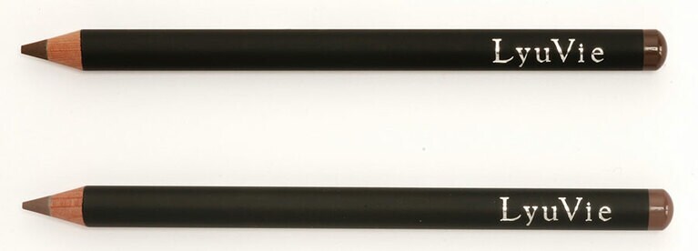 リューヴィ アイブロウペンシル パウダーフレッシュ 全2色 各3,080円。上から、シナモンブラウン、ヌガーグレー。