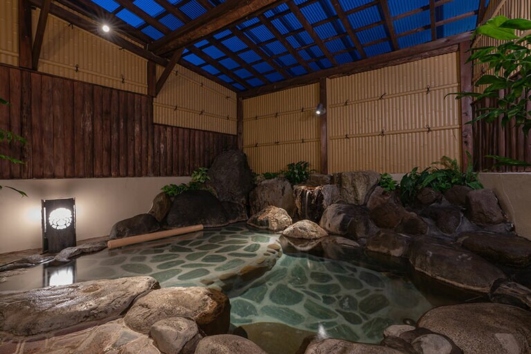 岩風呂と寝湯が楽しめる「潮騒の湯」。