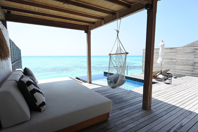 ハンモックやプールなど、リラックスできるアイテムがいろいろ。客室タイプによっては白砂がデッキに敷かれた水上ヴィラも。