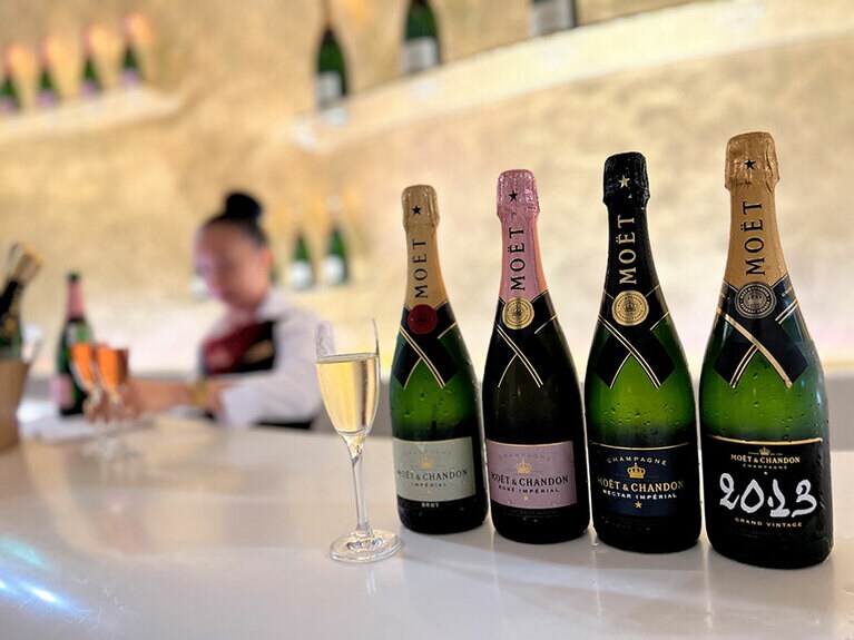 「モエ エ シャンドン」4種類の飲み比べができるシャンパンバー。