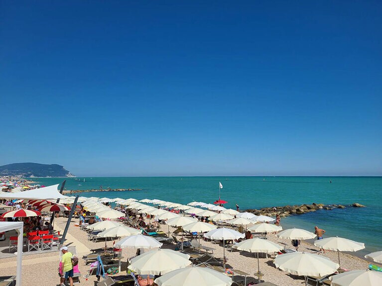 夕方仕事終わりに海に来る人もいるほど。隣国からも押し寄せ今年はオーバーツーリズム気味だそう。