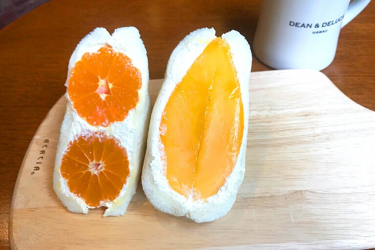 濃厚なフルーツのおいしさに驚かされる。さすがにひとりでは食べきれず、編集部員たちとシェア。