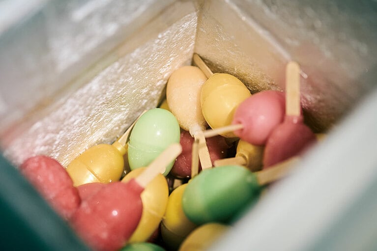 集落にはノスタルジックな駄菓子屋も。