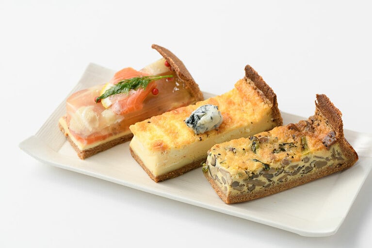 【奈良県】キッシュ専門店 レ・カーセの「キッシュ」左から：スモークサーモンと玉ねぎムースの冷製キッシュ 600円、クワトロフロマッジョ 500円、ガーリックとたっぷりきのこのキッシュ 450円。