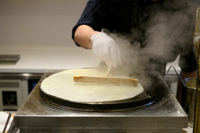 オープンキッチンで席まで香りが届く。