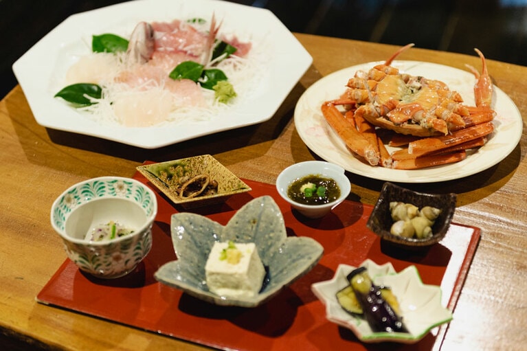 ブリやタイ、ヒラメなどお刺身はすべて地物。