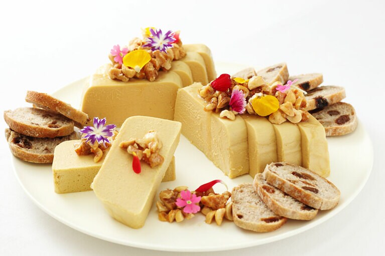 和蜂のはちみつが香るフォアグラのテリーヌ 6,500円。