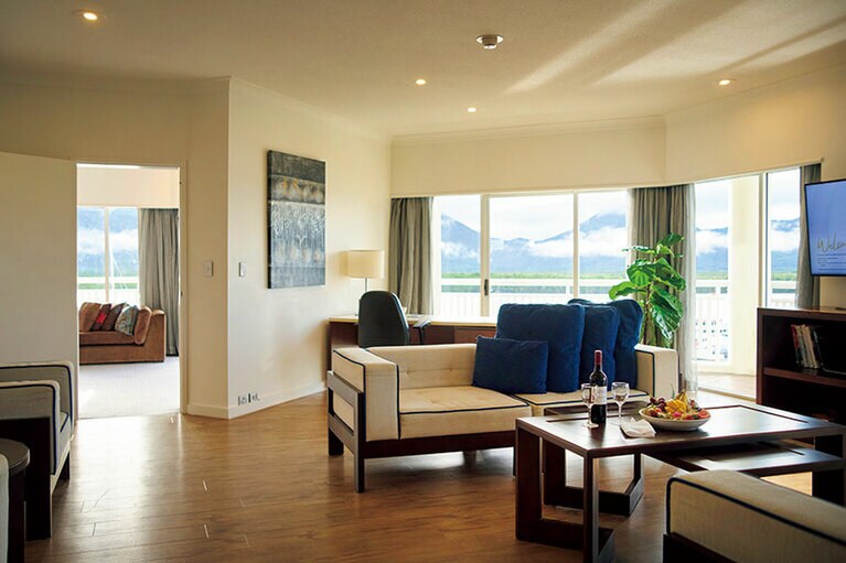 サウスタワーにある“ロイヤルスイート”。大きな窓からは港と三方の山々、市街の風景を一望。ジャグジーも。