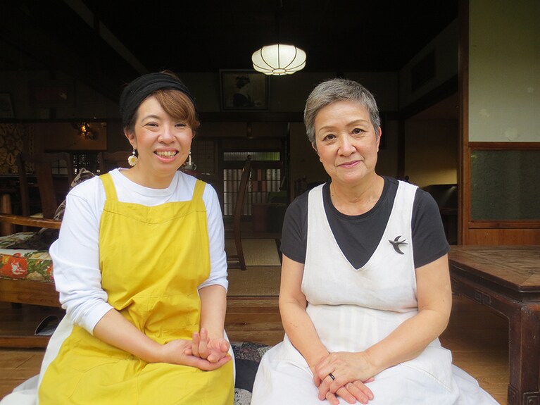 吉野友佳子さんと母の世津子さん。
