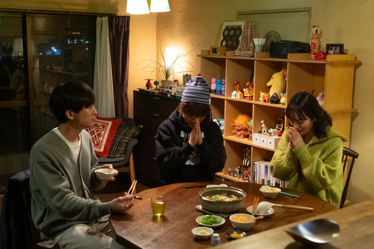 IMP.鈴木大河の“推し肌ケア”は朝晩のミルククレンジング。内側から溢れる美しさの秘訣は日々のメンテナンス。©「三人夫婦」製作委員会