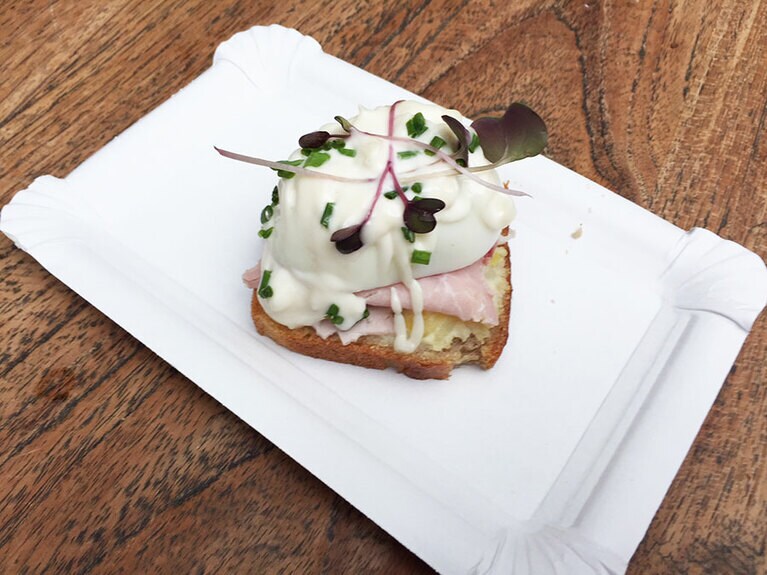 さらにもう一つ、ポテトサラダ、ゆで卵、ハムにマヨネーズをかけたサンドイッチが。もうお腹がいっぱい。