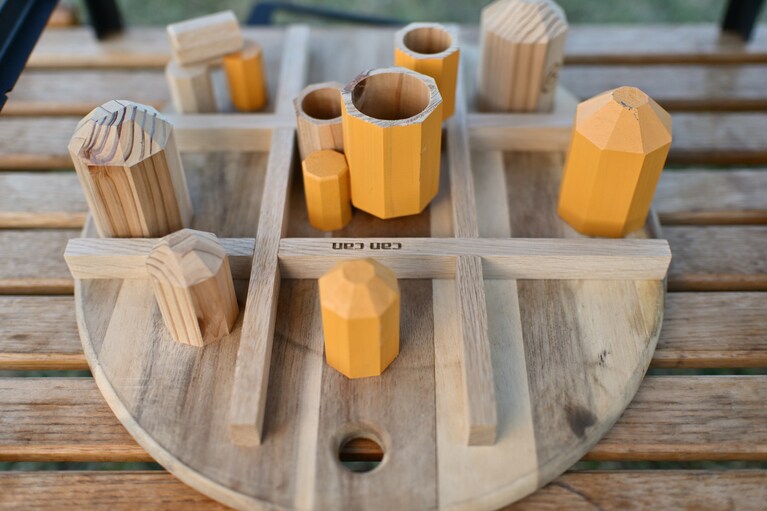 CREAのアウトドア特集で紹介されたグッズをはじめ、編集部おすすめのアイテムが展示された。