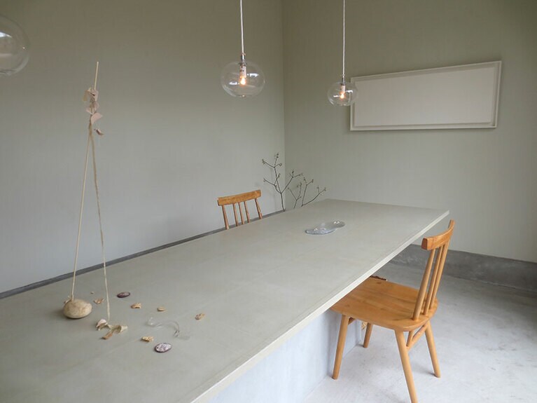 シンプルで居心地の良い「結」の空間。12時～14時の「昼餉」、14時半～16時半の「喫茶」共、前日までの完全予約制。