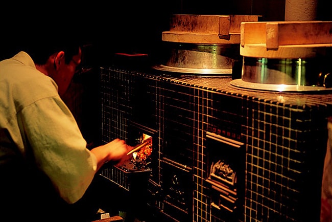 山里のいおり 草円［岐阜／福地温泉］釜戸炊きご飯の様子 炉端お食事処。