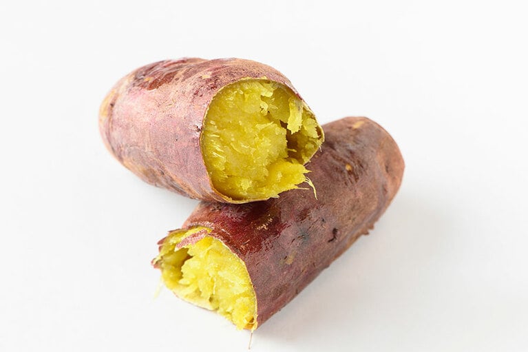 「焼き芋(紅はるか)」500円。美しい黄金色で、自然な甘みと優しい食感が楽しめる。