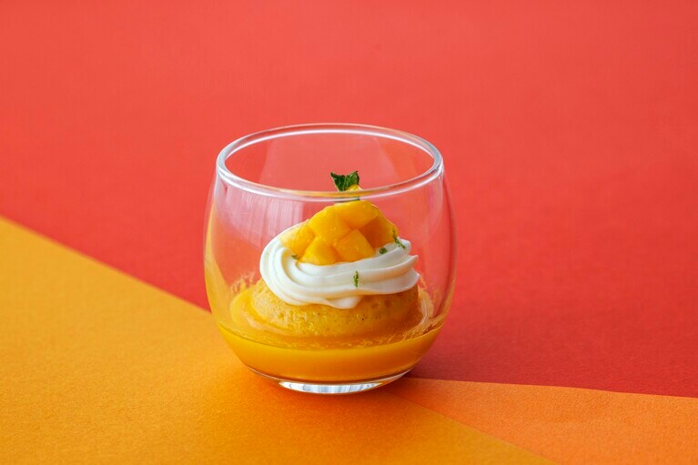 マンゴーそのものの素材が持つナチュラルな風味を主役に据えたスイーツの中でも、いちおしのスイーツは「宮崎マンゴー ババ」。