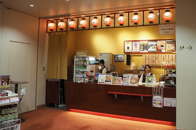 1F西側の売店では、お弁当やサンドイッチなどの軽食、プリンなどのデザート類を販売。