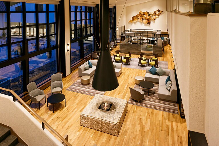 夕暮れどきになると、窓の外が薄暮の幻想的なブルーに染まる「Eden」カフェ＆バー。