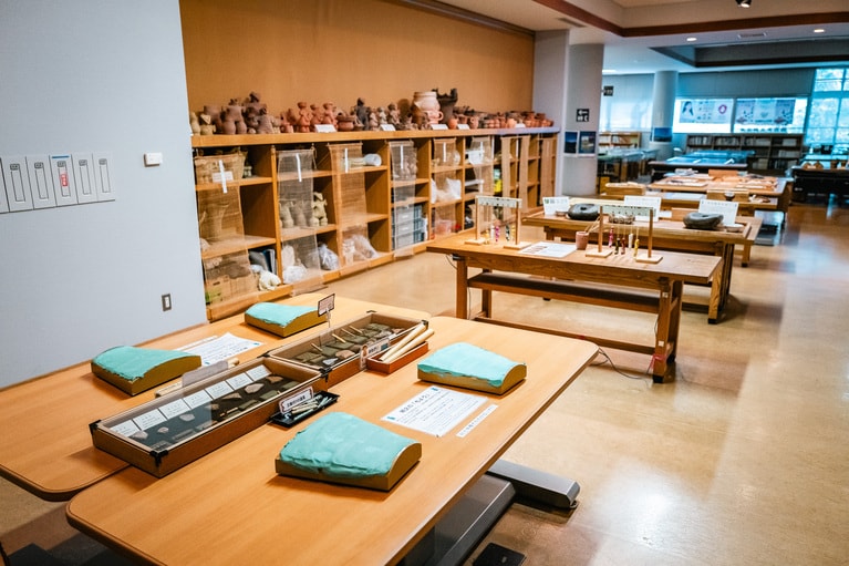 展示室Dの様子。手前は粘土を使って、縄文土器に模様をつけるような体験できるスペース。