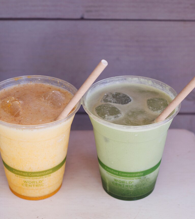 “ゴールデンミルクラテ” 8ドル、“抹茶ラテ” 8ドル。