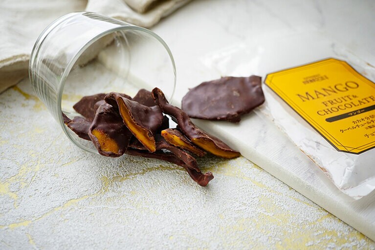 成城石井 マンゴーチョコレート 80g 647円。