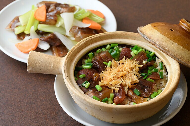 噛むほどに味わいが増す自家製の干し肉とセロリを炒めた西芹炒臘肉 1,680円。腸詰め干し肉貝柱釜飯 1,680円。
